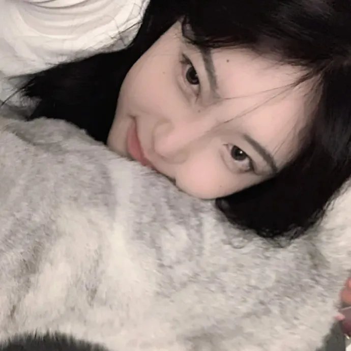 随盲柳入眠的女人